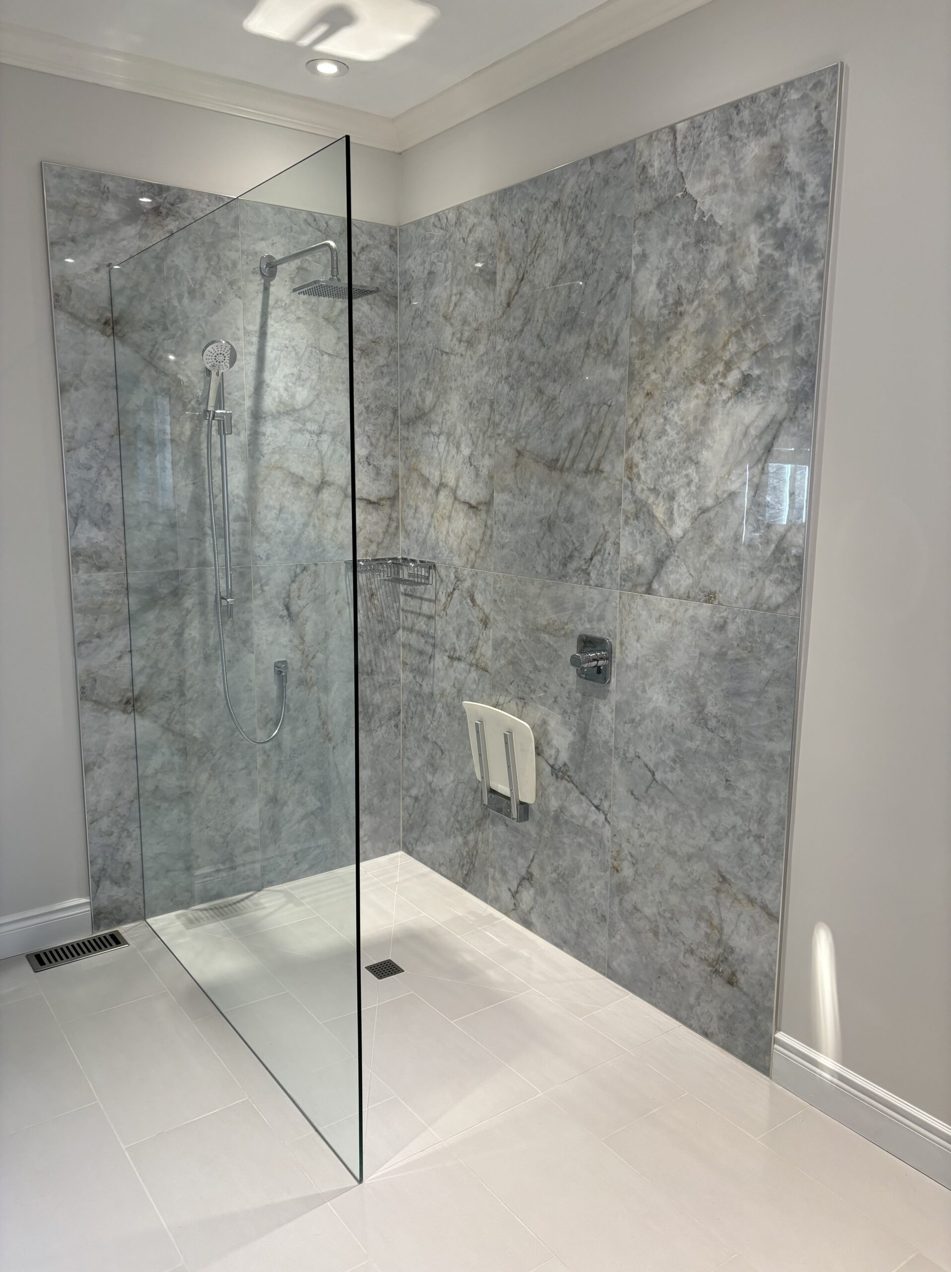 Modern,Curbless,Shower,With,Marble,Tile